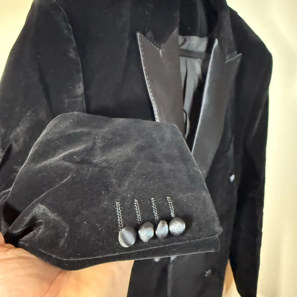Men's Black Velvet Blazer with Silver Lapels - Picture 4 of 14